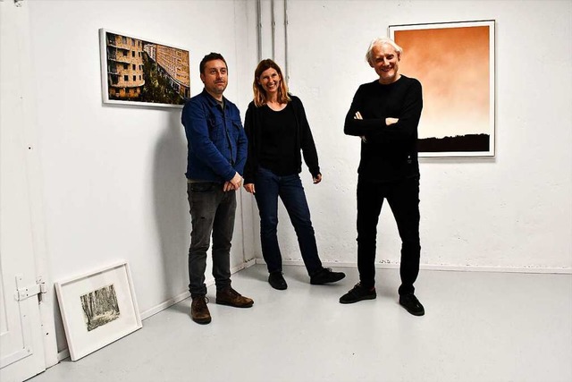 Das Knstlertrio Emmanuel Henninger, I... Emmaneel (von links) mit ihren Werken  | Foto: Barbara Ruda