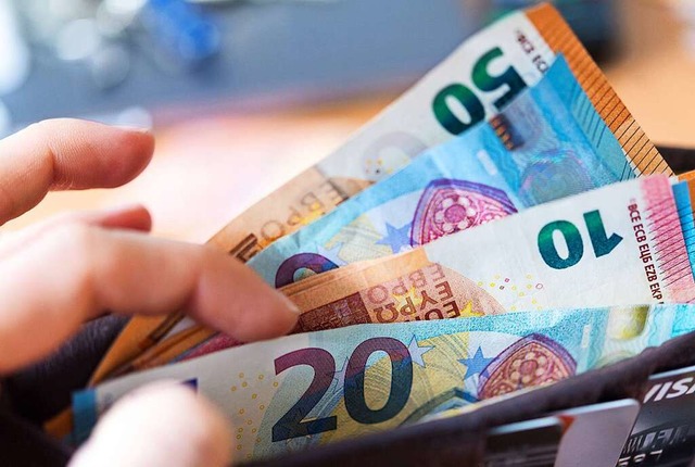500 Euro hob der Senior bei einer Bank ab.  | Foto: Monika Skolimowska (dpa)
