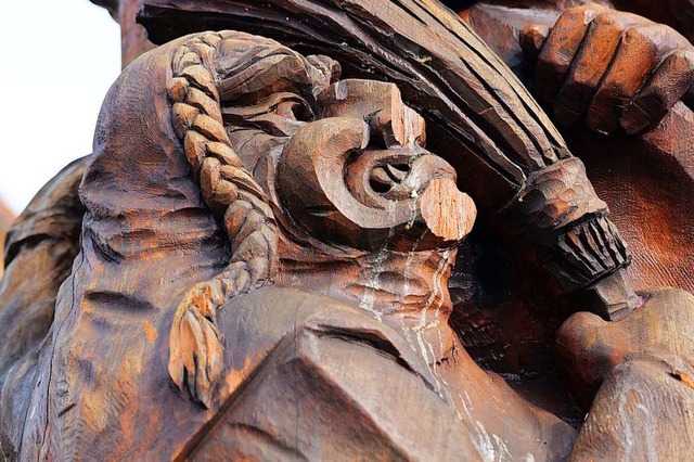 Der Narrenbrunnen in Kirchzarten wurde...en wurden Kinn und Nase abgeschnitten.  | Foto: Anton Schuler