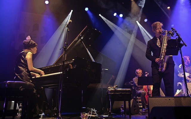 Aki Takase (links) und Daniel Erdmann ...Luft mit musikalischer Freizgigkeit.   | Foto: Armin Krger