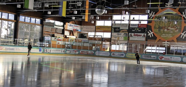 Die Eissporthalle in Herrischried erfreut sich groer Beliebtheit.   | Foto:  Jonas Walzberg, dpa