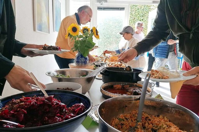 Ein volles Buffet soll Menschen zusammenbringen und einen Austausch ermglichen.  | Foto: Paula Meister