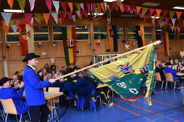 Zunftmeister Steve Krebs von der Narrenzunft Ryburg bergibt die VHN-Fahne.  | Foto: Horatio Gollin