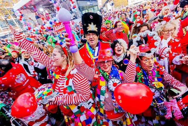 Jecken feiern den Auftakt der Karnevalssession auf dem Klner Heumarkt.  | Foto: Rolf Vennenbernd (dpa)