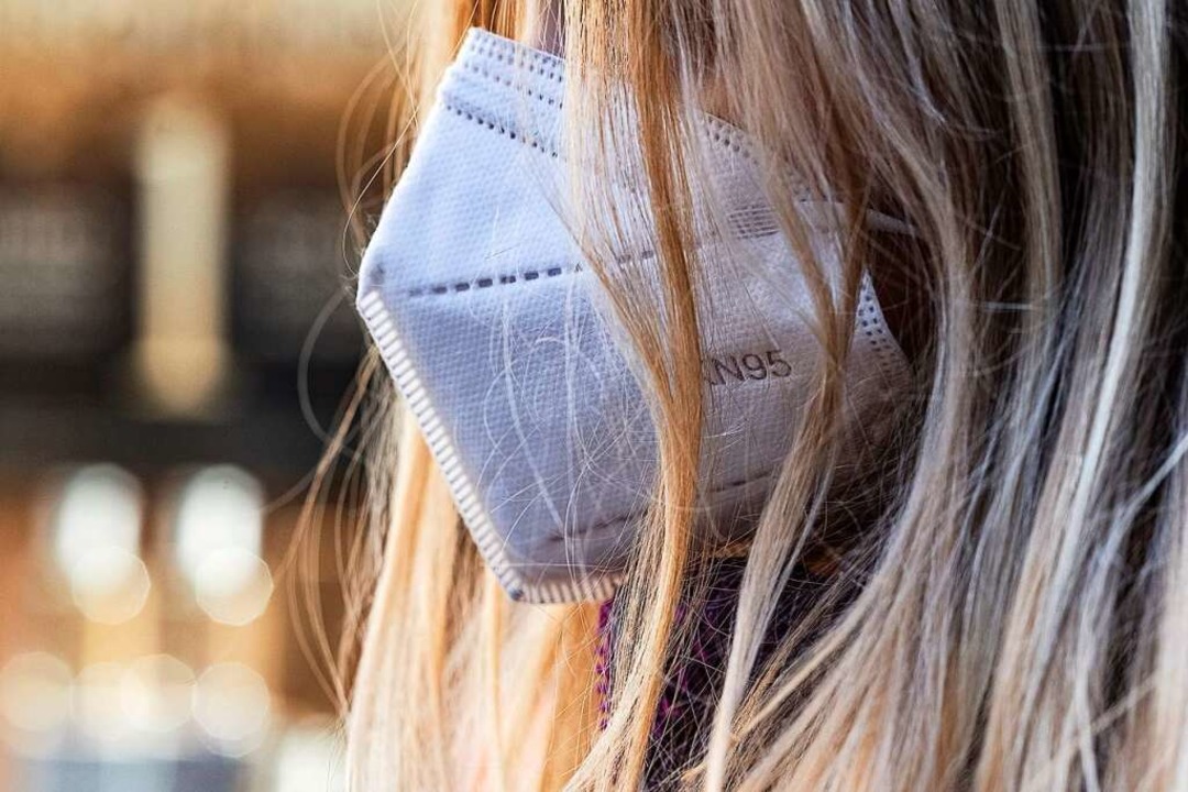 Wer mit Corona infiziert ist, ist in B...eim Rausgehen aber gilt Maskenpflicht.  | Foto: Swen Pfrtner (dpa)