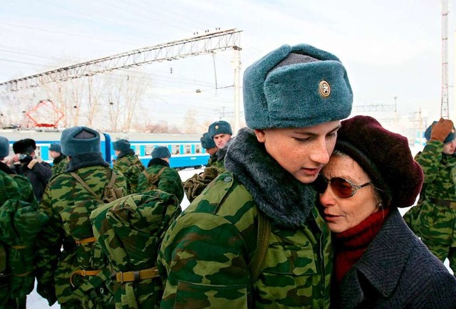 Ein junger Rekrut, der zum Militrdien...e in die Stadt Kemerowo, Westsibirien.  | Foto: Maxim Shipenkov (dpa)