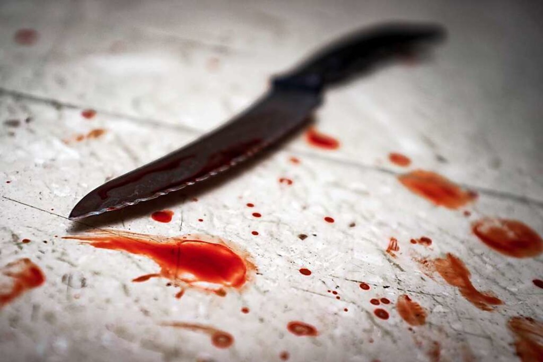 Mit einem Messer hat ein 46-Jähriger e...er Rathausplatz verletzt (Symbolfoto).  | Foto: Ezume Images  (stock.adobe.com)
