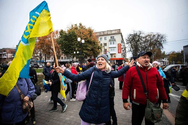 Ukrainerinnen und Ukrainer versammeln ...e Rckeroberung ihrer Stadt zu feiern.  | Foto: Yevhenii Zavhorodnii (dpa)