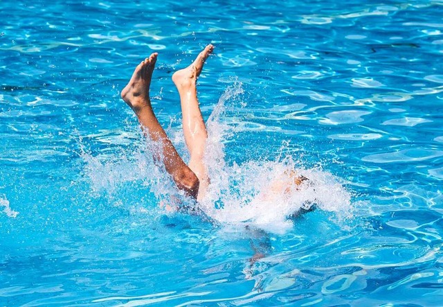 Ob der Pool nchsten Sommer genutzt we... erst noch zeigen mssen (Symbolbild).  | Foto: Daniel Bockwoldt (dpa)