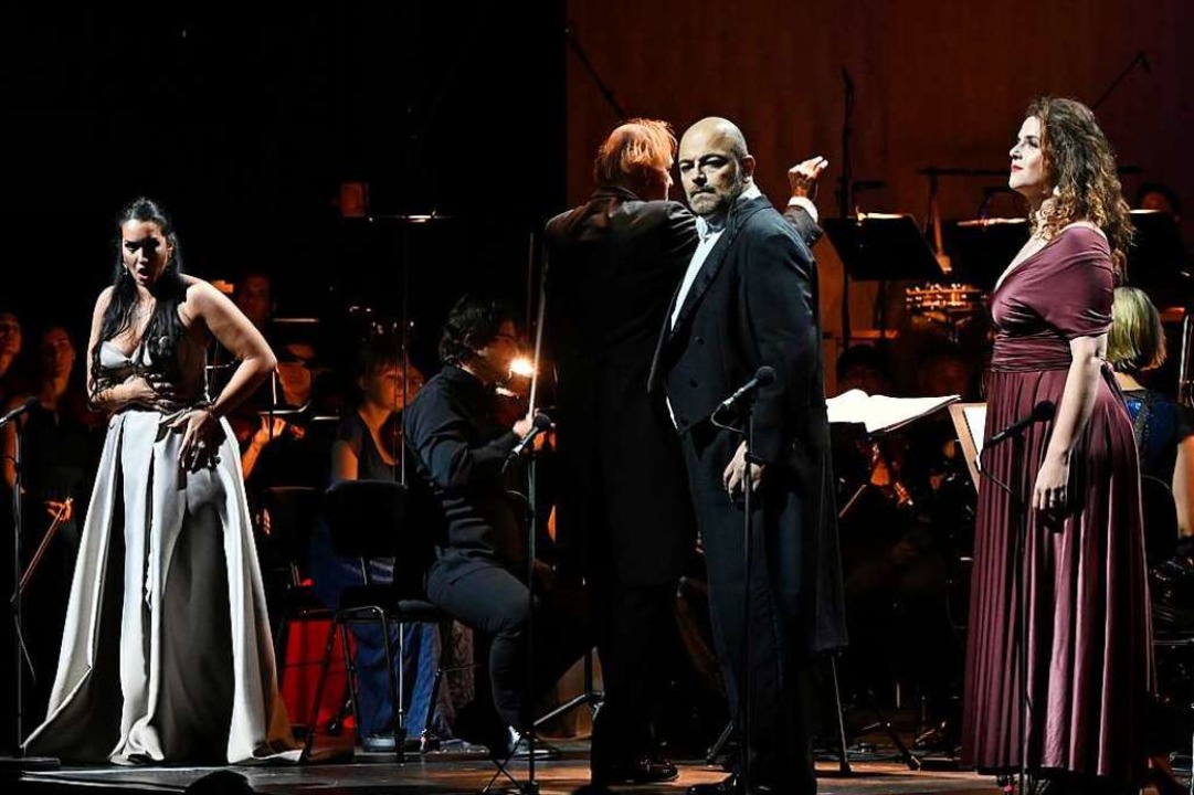 Sizilianische Bhnen-Eifersucht: (v.l....(Turiddu), Eva Za<SV-zahl/>icik (Lola)  | Foto: Andrea Kremper