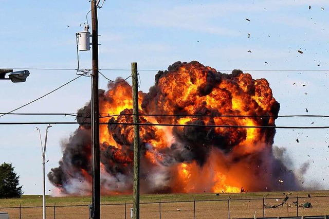 Ein  historisches Militrflugzeug ist ...m Dallas Executive Airport abgestrzt.  | Foto: Nathaniel Ross (dpa)