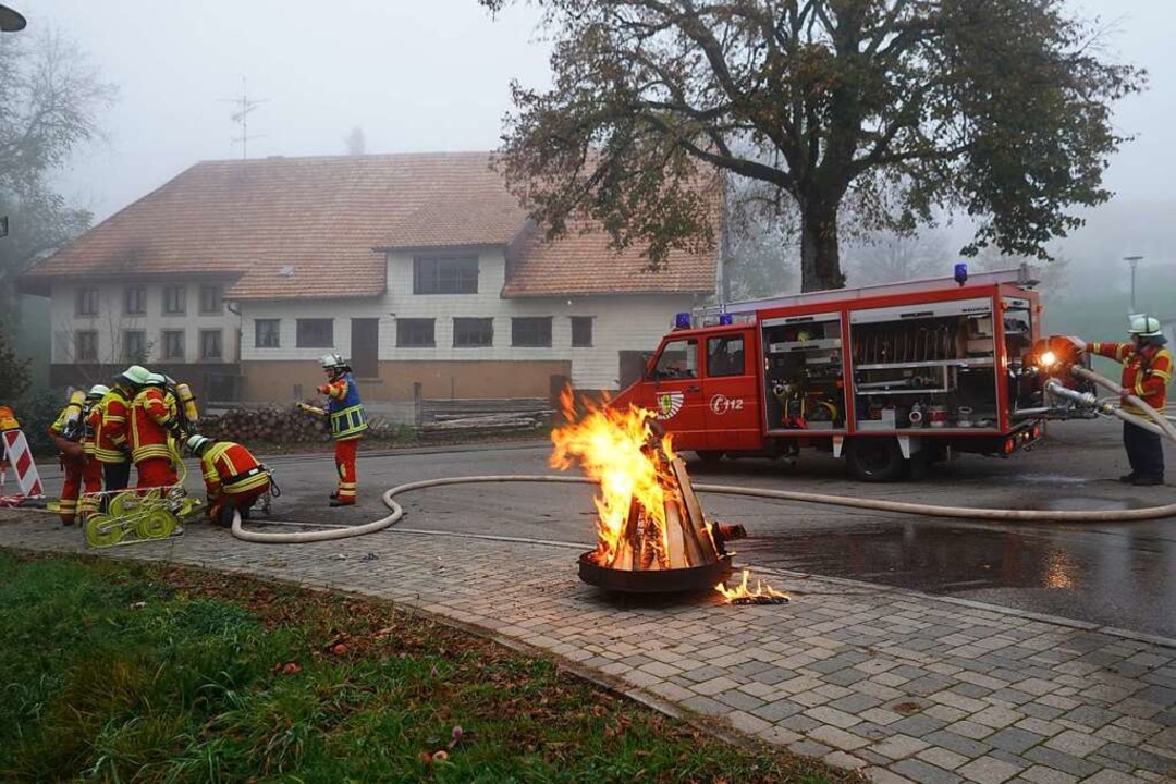 Die Kapelle brennt: Rauch steigt auf u...hmen der Jubiläumsfeiern in Rotzingen.  | Foto: Hans-Jürgen Sackmann