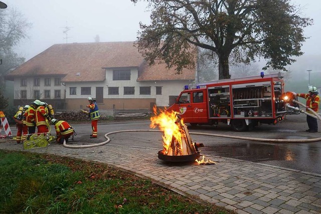 Die Kapelle brennt: Rauch steigt auf u...hmen der Jubilumsfeiern in Rotzingen.  | Foto: Hans-Jrgen Sackmann