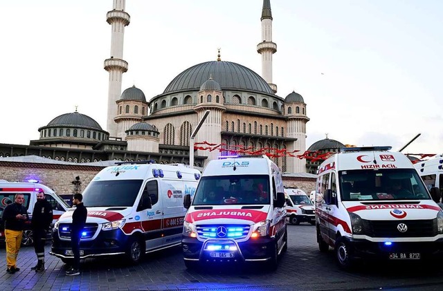 Groeinsatz nach der Explosion in Istanbul.  | Foto: YASIN AKGUL (AFP)