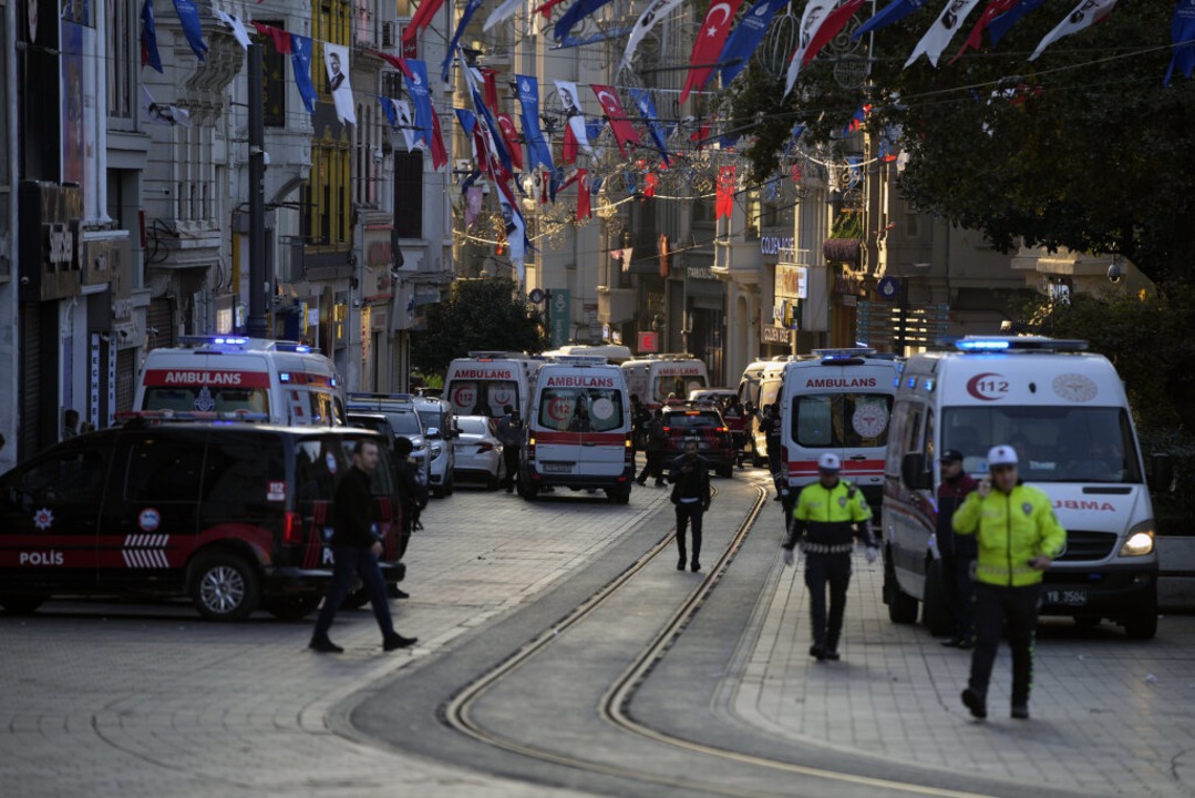 Groeinsatz nach der Explosion in Istanbul.  | Foto: Francisco Seco (dpa)