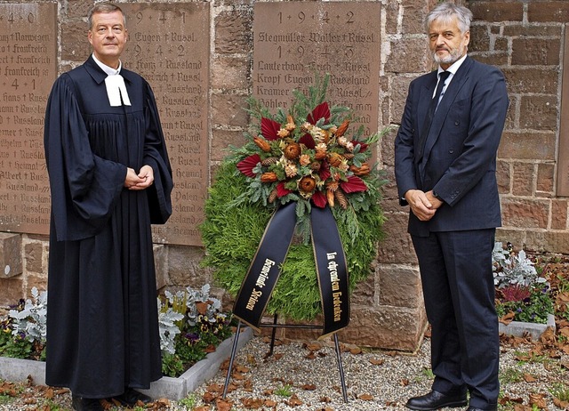 Brgermeister Gunther Braun (rechts) u... Meiner am Kriegerdenkmal in Steinen   | Foto: Paul Schleer