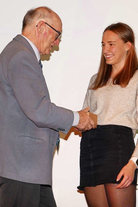 Gustl Frey gratuliert Annika Straub, der Newcomerin 2022.  | Foto: Eva Korinth