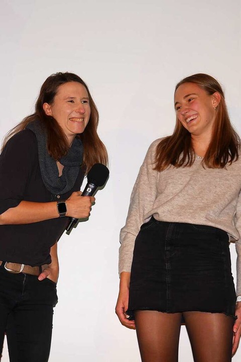 Skispringerin Ramona Straub im Gesprch mit Annika Straub.  | Foto: Eva Korinth