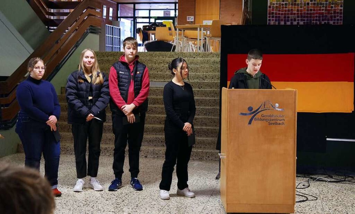 Seelbacher Schülerinnen und Schüler bei der Gedenkfeier zum Volkstrauertag.  | Foto: Beate Zehnle-Lehmann