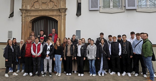 Geschichtstrchtiger Ort: Klassenfoto vor dem alten Breisacher Rathaus  | Foto: Christine Weirich