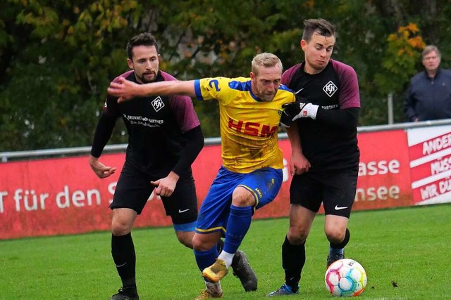 Fabian Gamp (l.) und sein Teamkollege ...ickingen keinem Zweikampf aus dem Weg.  | Foto: Bernd Seger