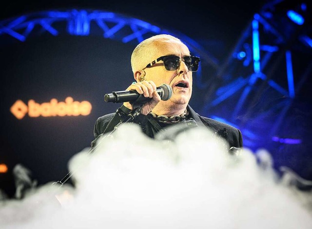 Trgt die Nebelmaschine wie eine Handt... Holly Johnson beim Auftritt in Basel.  | Foto: Dominik Plss