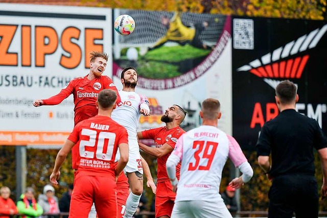 Der Bahlinger Nico Gutjahr (rotes Dres...egen den Offenbacher Dejan Bozic hoch.  | Foto: Claus G. Stoll