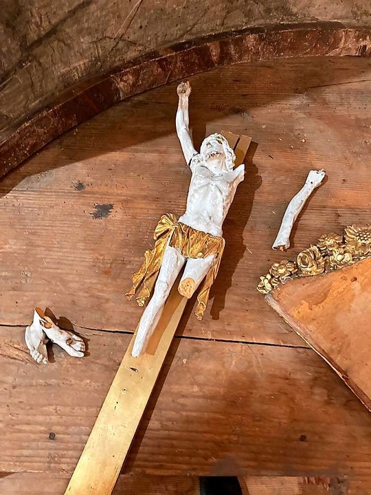 Das Kruzifix wurde in Heilig Kreuz off...turgische Gegenstände  zu beschädigen.  | Foto: Arbeitskreis interrelogöser Dialo AKIDO
