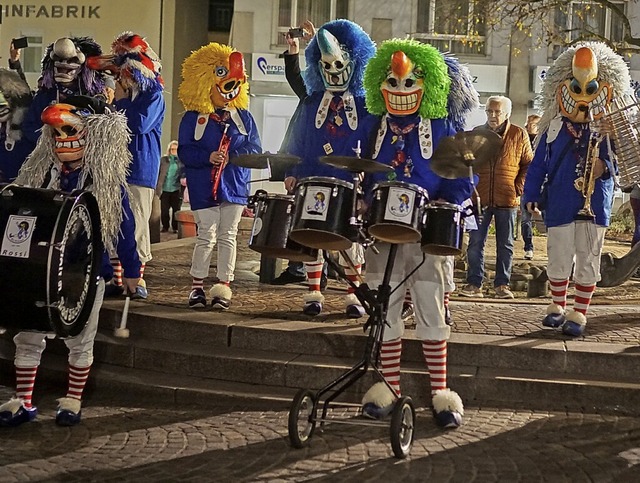 Gespielt: Die Holzspuele-Waggis sorgte...rrische Stimmung auf dem Spitalplatz.   | Foto: Julia Becker