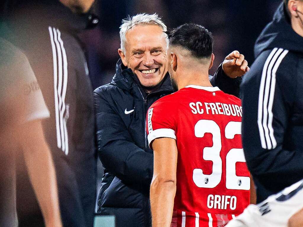 Der Trainer und sein Hattrickschtze: Streich gratuliert Grifo, der zum 4:1-Heimsieg drei Treffer beisteuerte. Die ersten drei, wohlbemerkt.