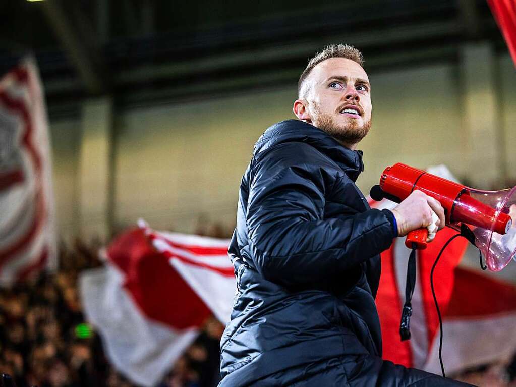 Flekken feiert mit den Freiburg-Fans.