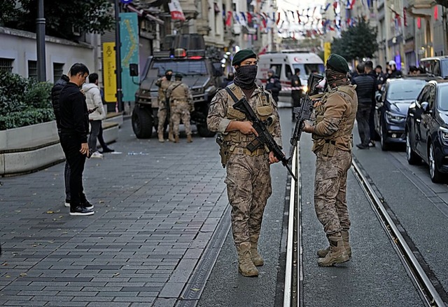 Soldaten bewachen das Viertel Istiklal.  | Foto: Francisco Seco (dpa)
