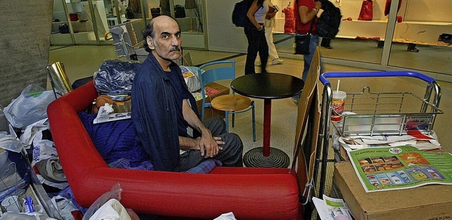 Merhan Karimi Nasseri hatte sich ber Jahre in Terminal 1 eingerichtet.  | Foto: Michel Euler (dpa)