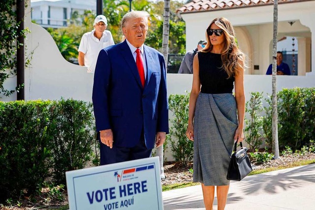 Ex-Prsident Donald Trump (hier mit Eh...und frderte viele extreme Kandidaten.  | Foto: EVA MARIE UZCATEGUI (AFP)