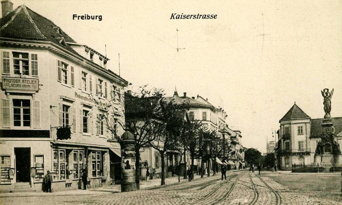Das Haus Kaiserstraße 24 steht auf die...Am rechten Bildrand das Siegesdenkmal.  | Foto: Archiv Manfred Gallo
