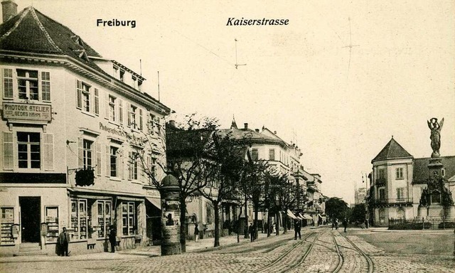 Das Haus Kaiserstrae 24 steht auf die...Am rechten Bildrand das Siegesdenkmal.  | Foto: Archiv Manfred Gallo