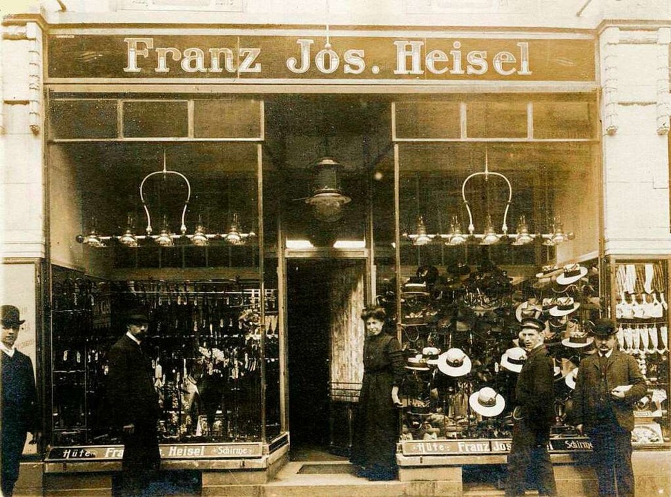 Die Schaufensterfront des Ladens am ne...ckzug in die Nummer 24 erfolgte 1913.  | Foto: Archiv Manfred Gallo