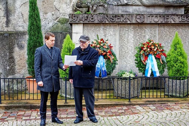 Brgermeister Tobias Metz (links) und ... vor Ehrenmal an der Wallfahrtskirche.  | Foto: Ruth Seitz