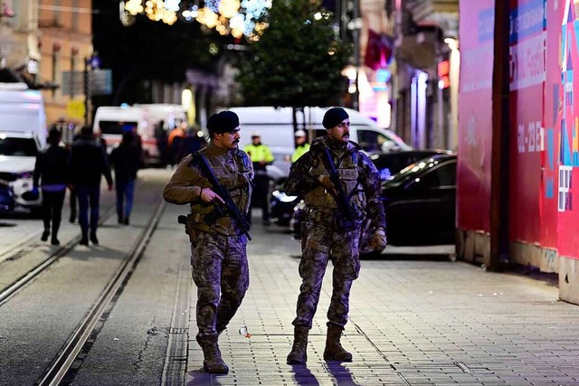 Trkische Sicherheitskrfte patrouillieren im Zentrum von Istanbul.  | Foto: YASIN AKGUL (AFP)