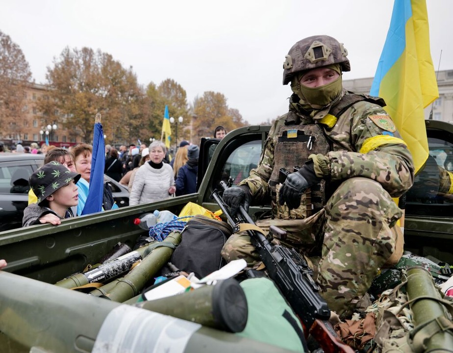 Soldaten mit ihrem Pick-Up am Platz  | Foto: Peter Wirrol