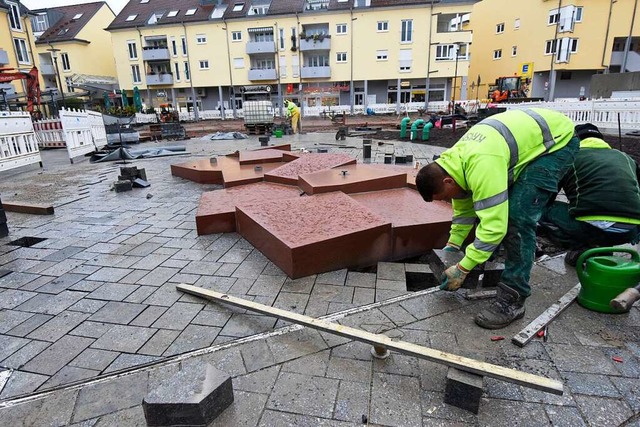 In der Denzlinger Ortsmitte werden Natursteine als Pflaster verlegt.  | Foto: Markus Zimmermann