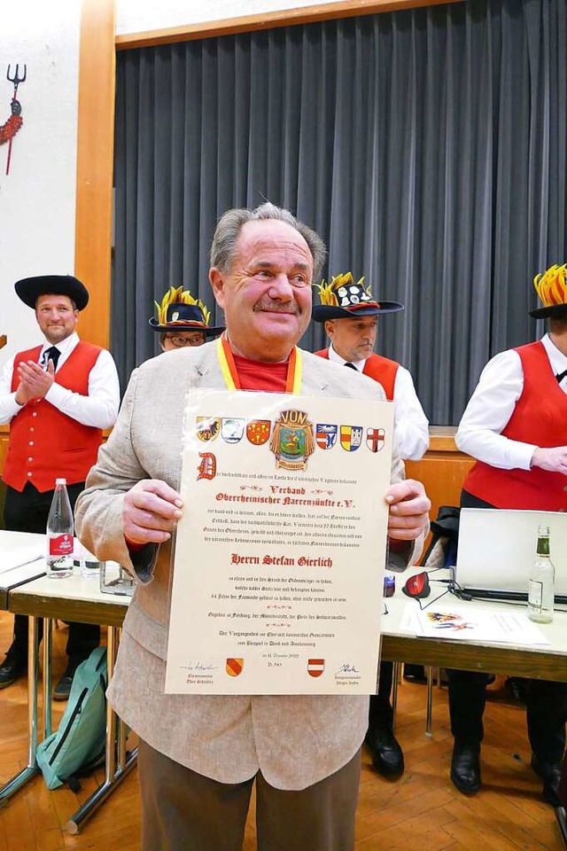 Stefan Gierlich mit der Urkunde vom Verband Oberrheinischer Narrenznfte  | Foto: Sylvia Sredniawa