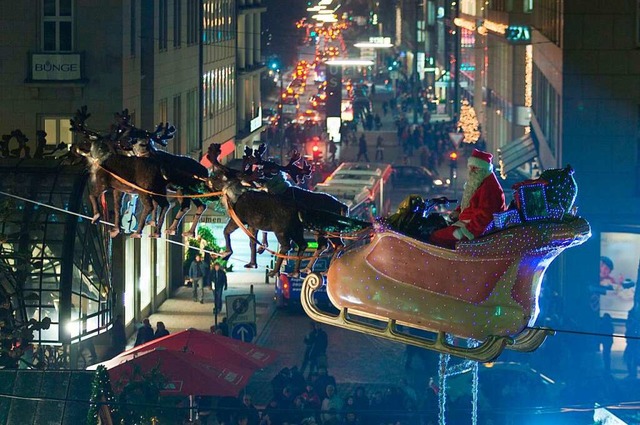 ber dem Historischen Weihnachtsmarkt ...r Weihnachtsmann mit seinem Schlitten.  | Foto: Hamburg Marketing GmbH