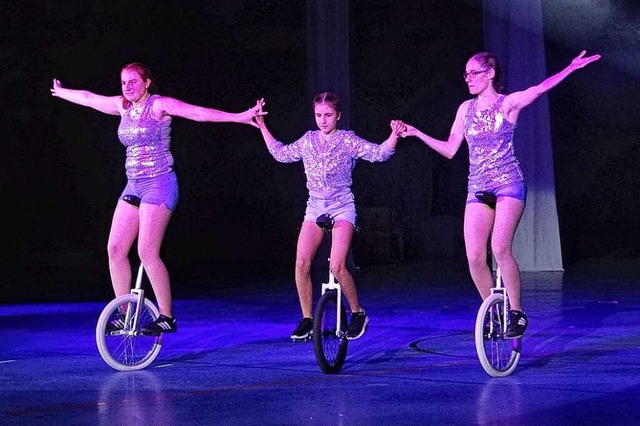 Drei Mdchen aus der Zirkus AG mit ihren Einrdern  | Foto: Katrin Wien