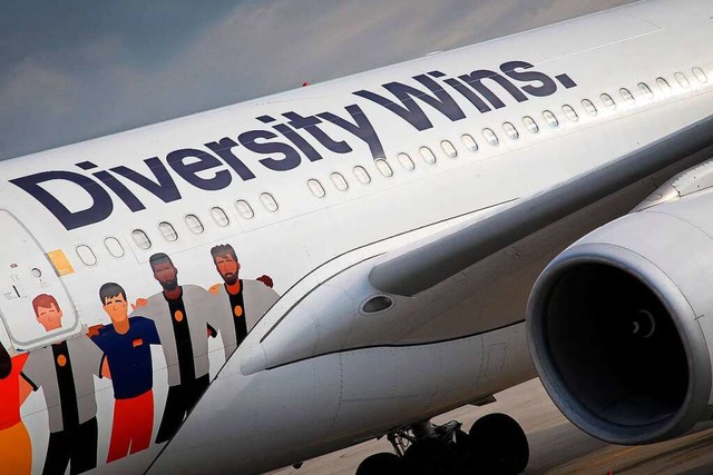 Diversitt, also Vielfalt, gewinnt &#8... auf dem WM-Flieger des Nationalteams.  | Foto: DANIEL ROLAND (AFP)