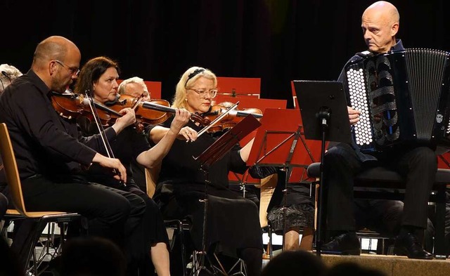 Die Streicher der Weiler Orchestergese...in den &#8222;Tango Sensations&#8220;.  | Foto: Roswitha Frey