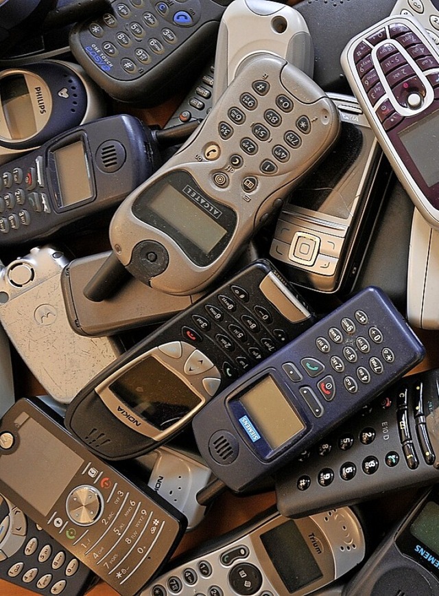 Auch  hoffnungslos veraltete Handys enthalten wertvolle Rohstoffe.  | Foto: Ingo Schneider