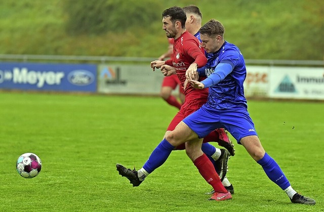 <BZ-FotoAnlauf>Landesliga:</BZ-FotoAnl...ndinger Peter Carli (vorne) bedrngt.   | Foto: Daniel Thoma