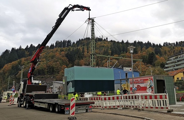 Mit dem Kran hievten Arbeiter die Cont...agmorgen auf ihrem Platz beim Bahnhof.  | Foto: Patrik Mller