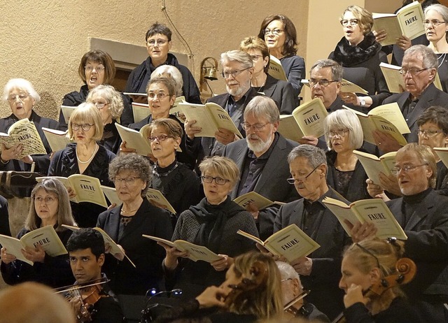 Der katholische Kirchenchor St. Bernha...rrach, hier beim Konzert in Schopfheim  | Foto: Roswitha Frey